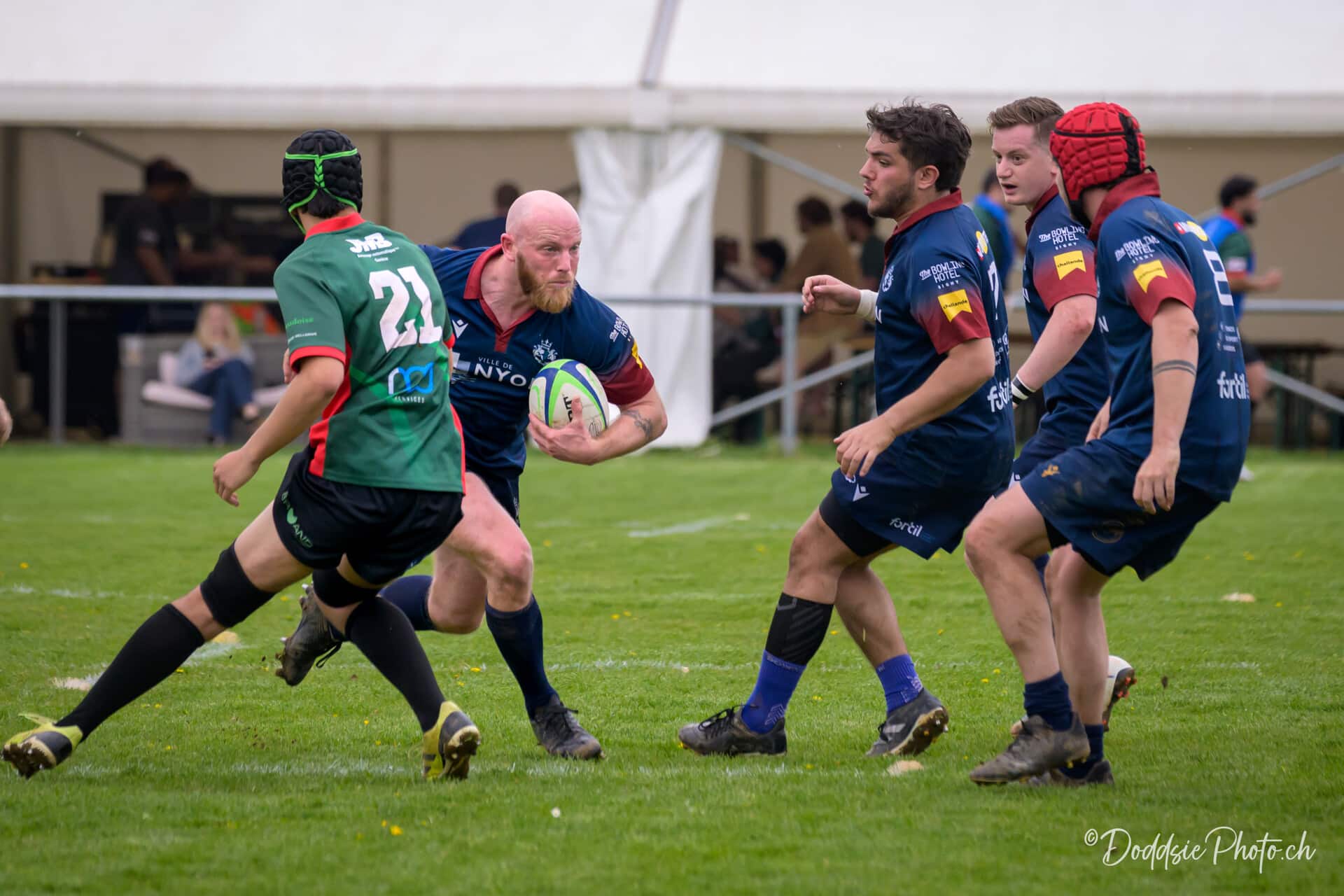 joueurs du Nyon RC qui fait une perc&eacute;e avec le ballon ovale contre Hermance