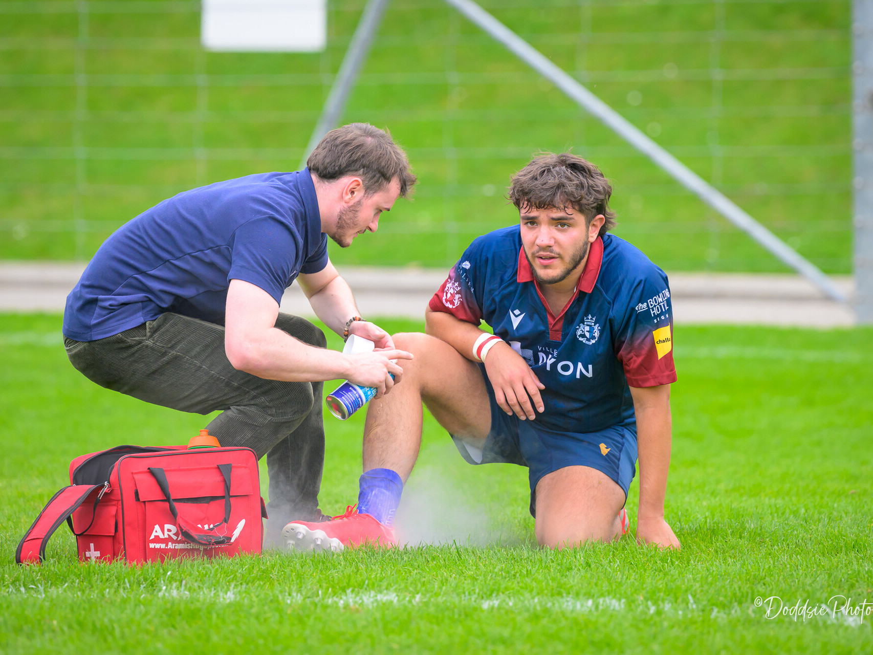 Joueur bless&eacute; qui se fait soign&eacute; par notre &eacute;quipe care